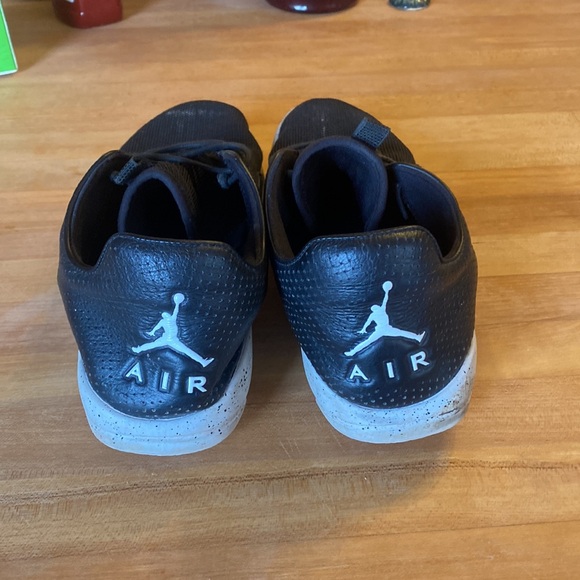 Air Jordon sneakers - Picture 2 of 4